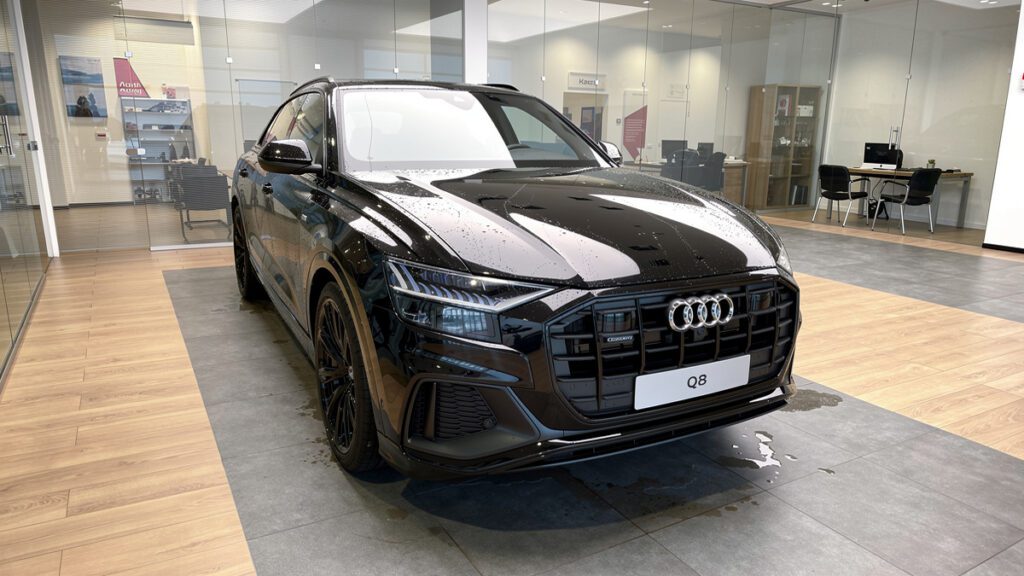 Размещение блока ЭРА-ГЛОНАСС в Audi Q8 при установке в Москве