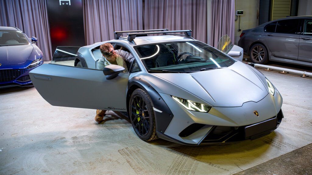 Установка системы ЭРА-ГЛОНАСС на Lamborghini Huracan Sterrato в Москве