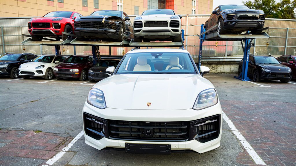 Установка системы ЭРА-ГЛОНАСС на Porsche Cayenne GTS в Москве