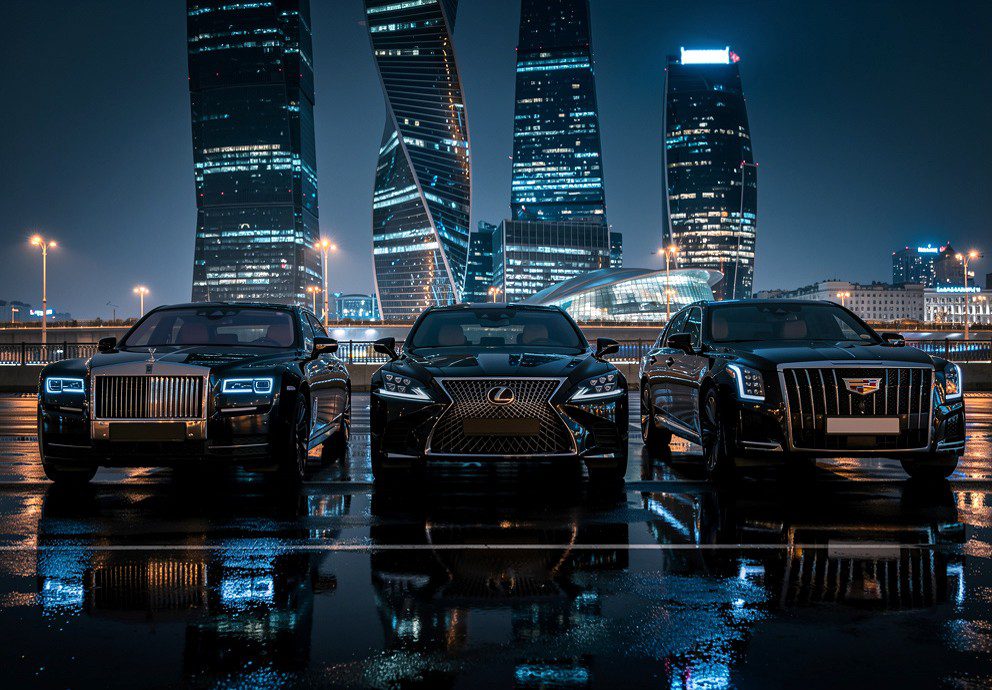 Премиальные автомобили Rolls-Royce, Lexus и Cadillac на фоне Москва-Сити ночью — установка ЭРА-ГЛОНАСС для импортных авто